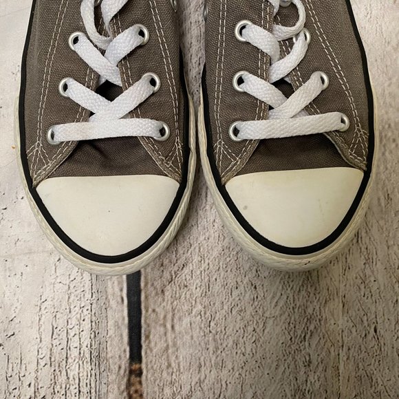 Chuck Taylor All Star Converse Gray and White, Youth Size 3, Pre-owned - Picture 2 of 9